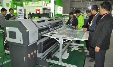 Chine Petit pain pour rouler la machine d'impression UV, machine d'impression à plat UV de CMYK fournisseur