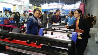 Chine Machine de traceur de coupeur de la publicité à faible bruit avec le rouleau de départ de poussière abrasive fournisseur
